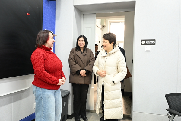 与长理圣光机学院俄方教师交流.JPG