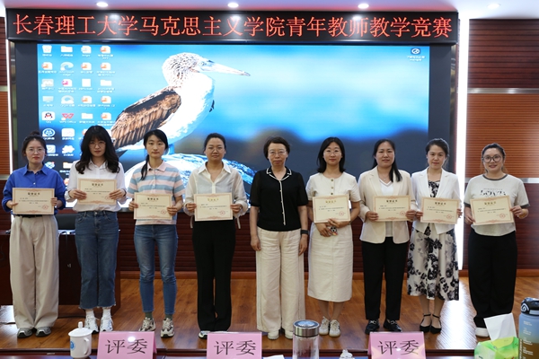 马克思主义学院党委书记、院长陈春燕为一等奖获奖教师颁奖_副本.jpg