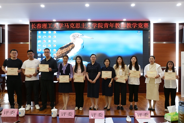 马克思主义学院副院长钟宁为二等奖获奖教师颁奖_副本.jpg