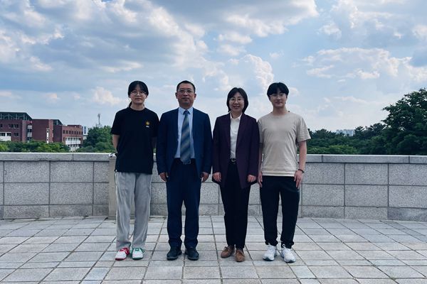 副校长付跃刚看望在大邱大学留学的学生_副本.jpg