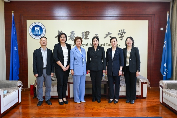 布里亚特副校长.jpg